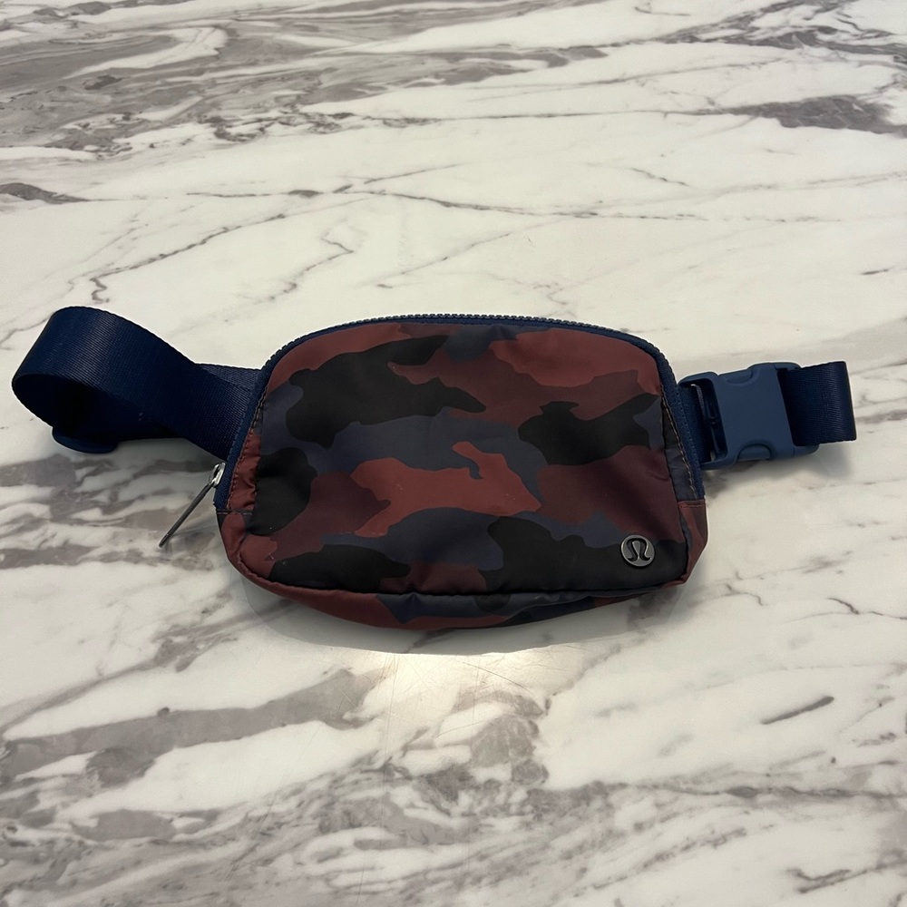 Lululemon Everywhere Belt Bag